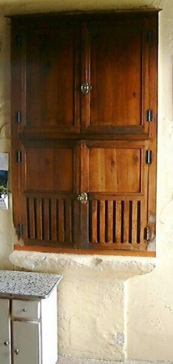 Logis, intérieur, salle à gauche, potager à côté de la fenêtre.