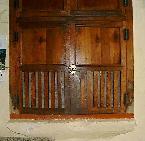 Logis, intérieur, salle à gauche, potager à côté de la fenêtre, détail du bas des portes.