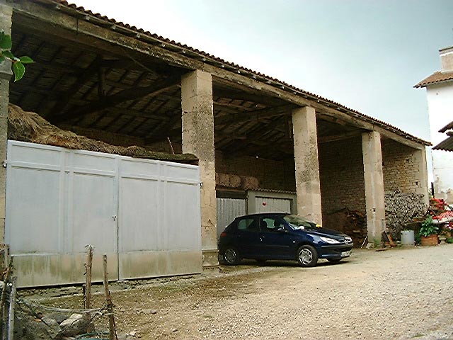Dépendances, hangar à piles maçonnées, vue prise de l'est.