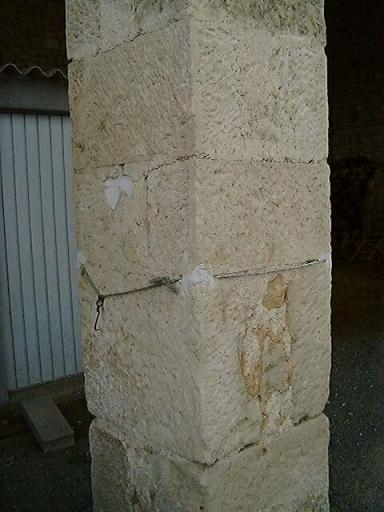 Dépendances, hangar à piles maçonnées, détail de la mise en oeuvre d'une pile.