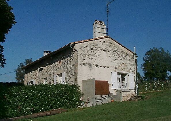 Logis daté 1860, vue d'ensemble prise de l'est.