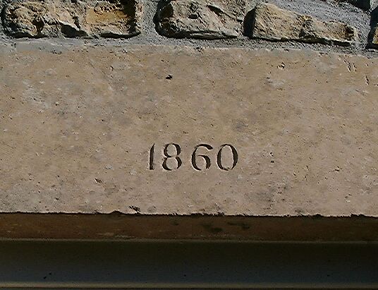 Logis, partie droite, détail du linteau de la porte d'entrée.
