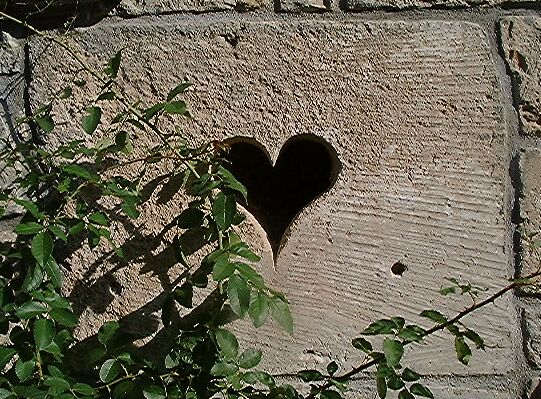 Logis, partie droite, détail de la baie de l'évier en forme de coeur.