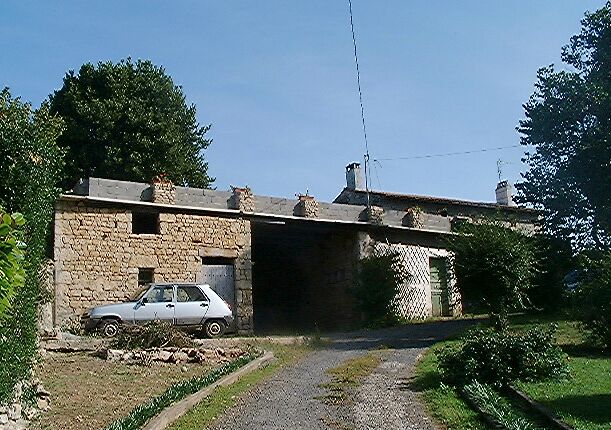 Dépendances très remaniées, vue prise du sud-ouest.