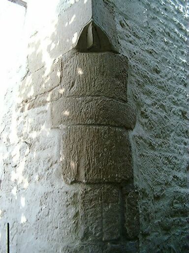 Eléments (chapiteau, blocs de colonne) provenant probablement de l'ancienne église, remployés à l'angle est d'une maison dont la façade a été très remaniée.