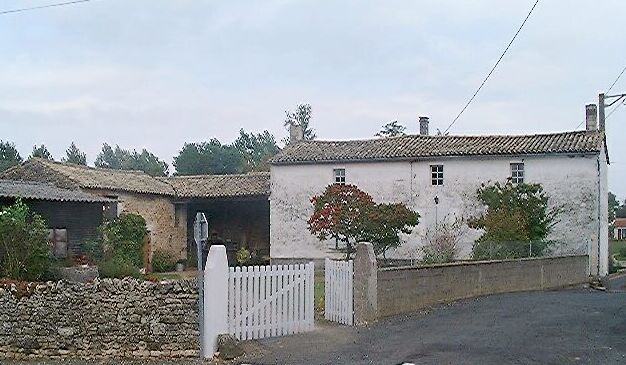 Logis et dépendances, vue d'ensemble prise du sud.