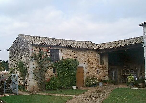 Dépendances, grange, étable hangar, vue prise du sud-est.