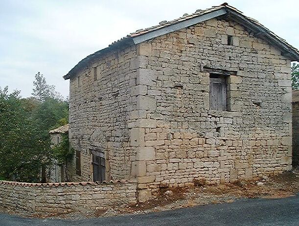 Dépendances, figurée sur l'ancien plan cadastral, dont le linteau de la fenêtre est daté 1814, vue prise du sud.