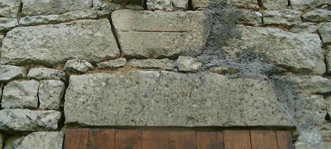 Dépendances, élévation antérieure ouest, détail du linteau.