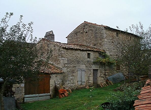 Ferme dont le linteau de la fenêtre de la grange est daté 1814, vue d'ensemble prise du nord-ouest.