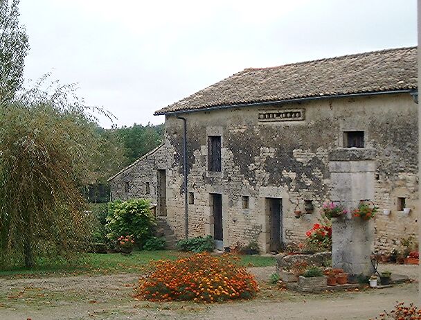 Bâtiment nord, élévation sud sur cour, vue prise de l'est ; à remarquer la pile maçonnée supportant probablement une pompe.