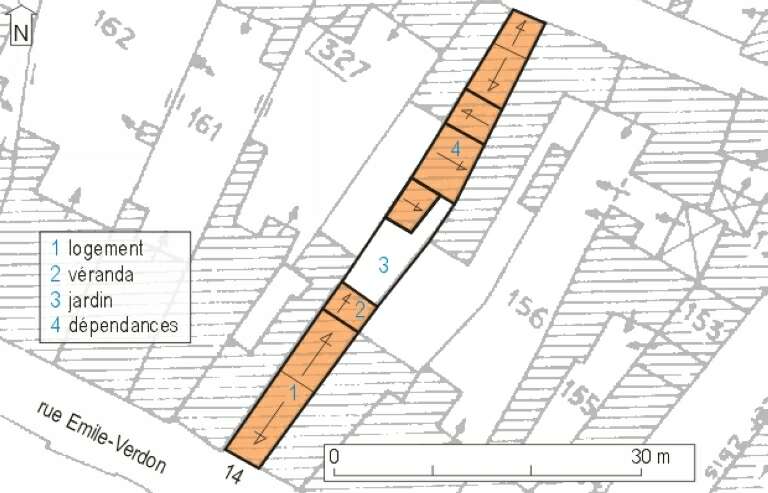 Plan masse, plan shématique des toitures. D'après le cadastre 1981 AH 158.