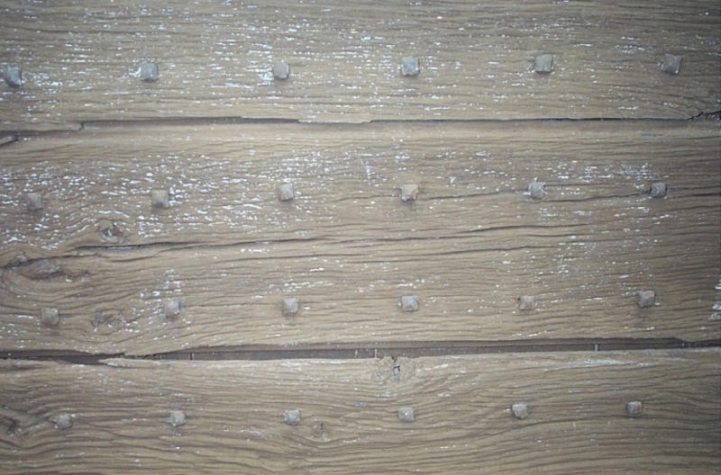 Détail des planches cloutées de la porte