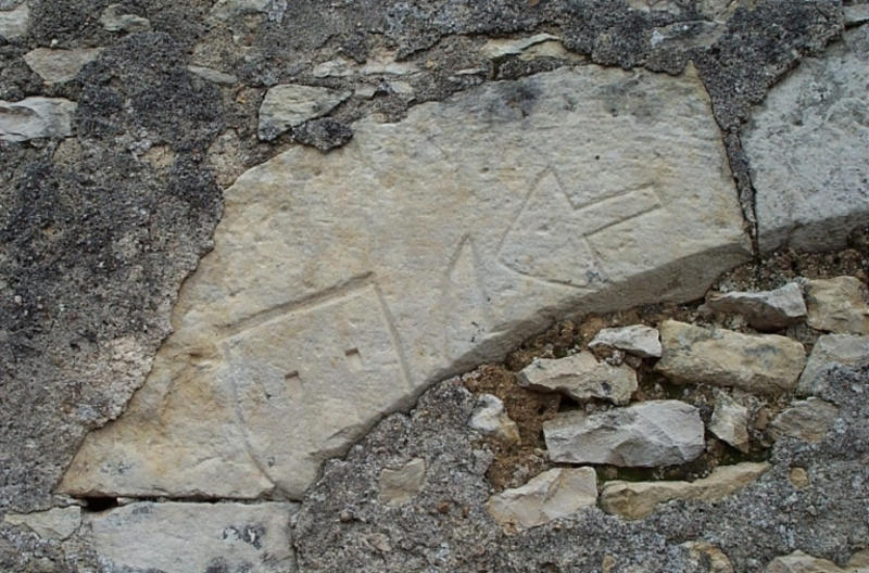 Détail d'une pierre gravée de l'ouverture murée
