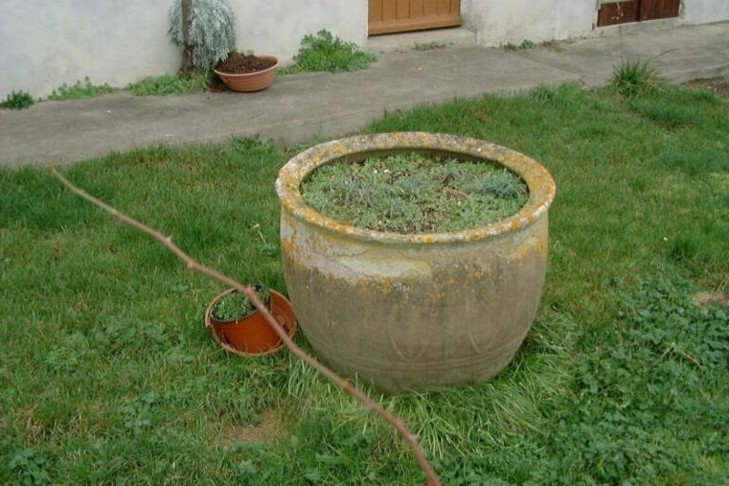 Ponne conservée dans le hameau de Sainte-Terre