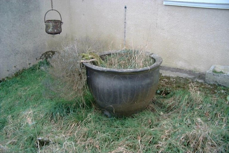 Ponne conservée dans le hameau de Sainte-Terre