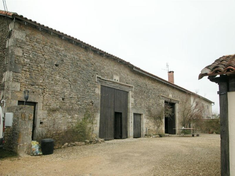 Vue générale des granges et du logement