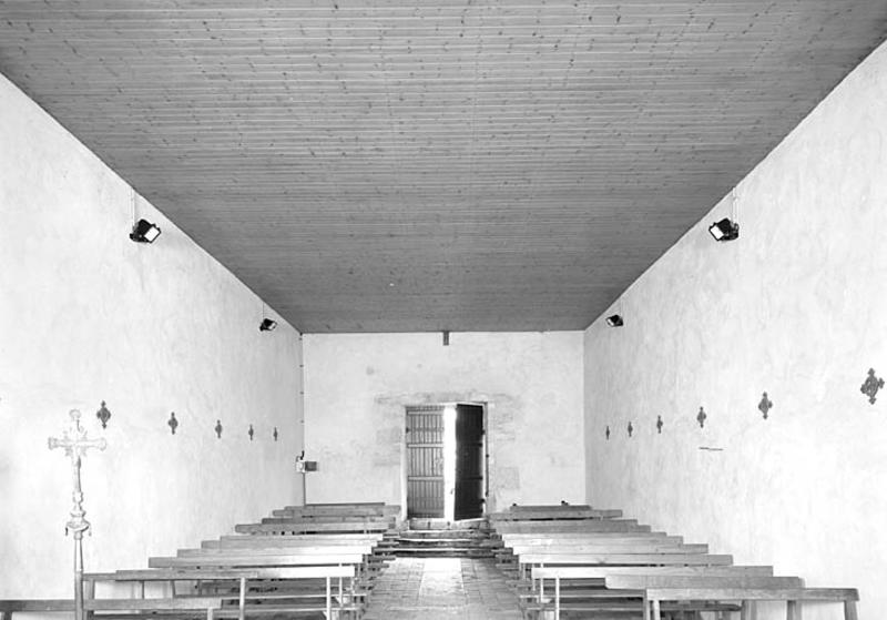 Intérieur, vue vers l'entrée.
