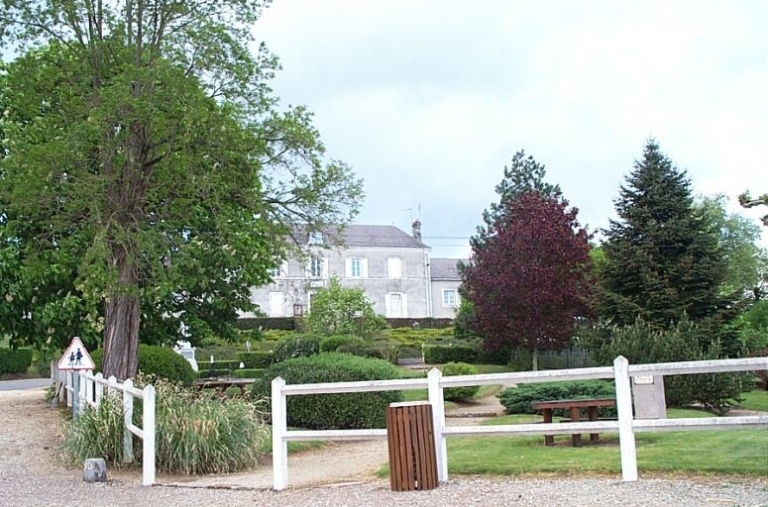 Jardin public et barrières.