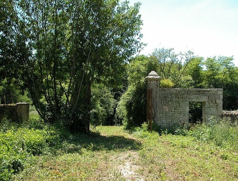 Le portail à piles avec à droite une porte piétonne.