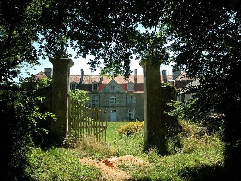 L'allée cavalière au nord et le portail d'entrée.