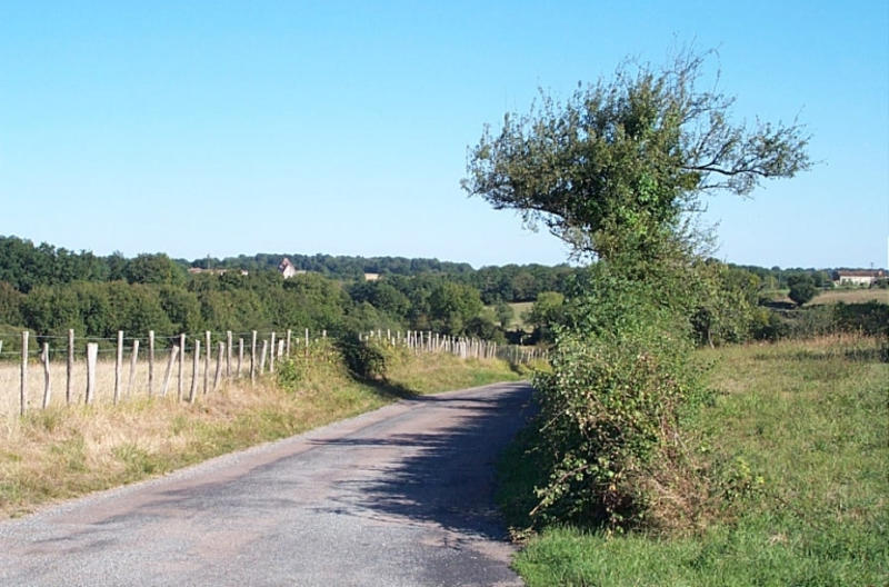 Vue du paysage et du château de Juyers depuis la Route Départementale 28
