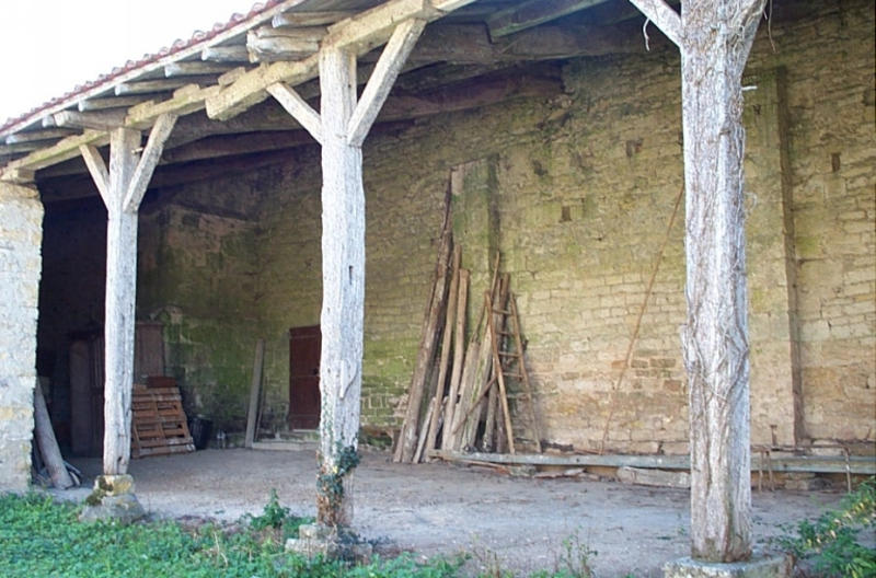 Vue extérieure du mur nord de la nef, hangar accolé