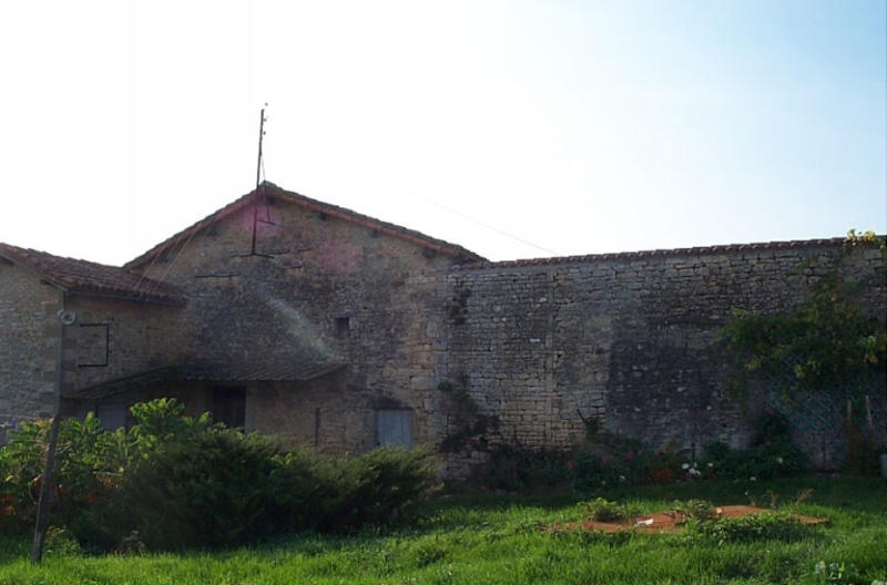 Vue de l'étable et du mur d'enceinte depuis l'est