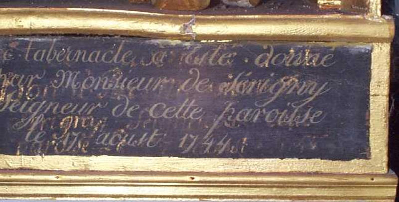 Inscription située sur le côté droit du tabernacle