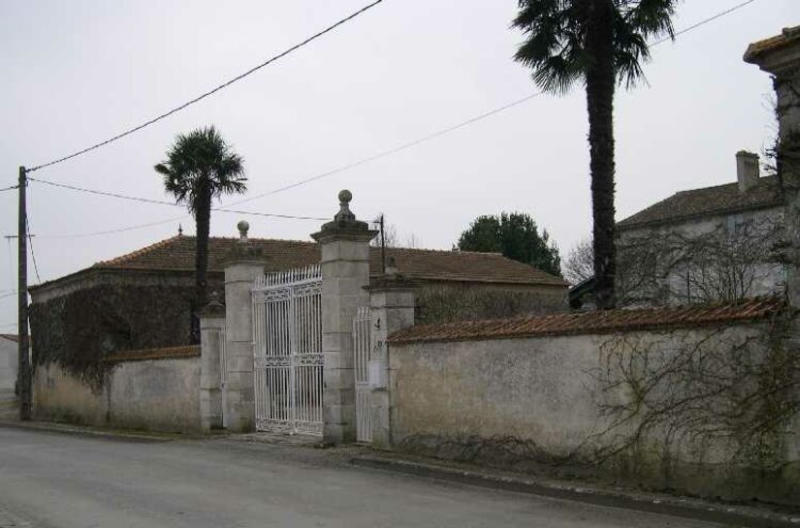 Vue générale depuis la rue avec le portail