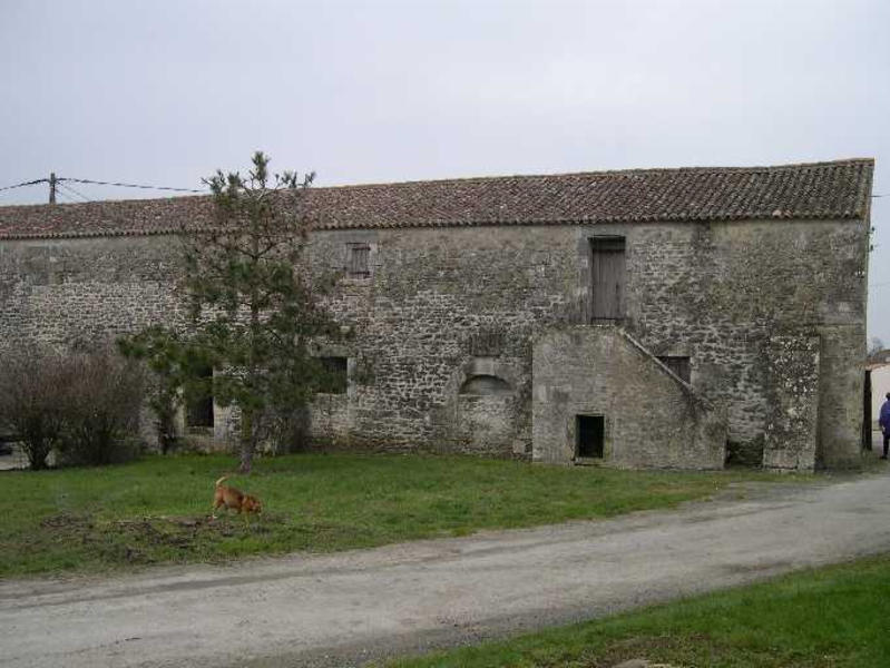 Grange aux dîmes, vue depuis le sud
