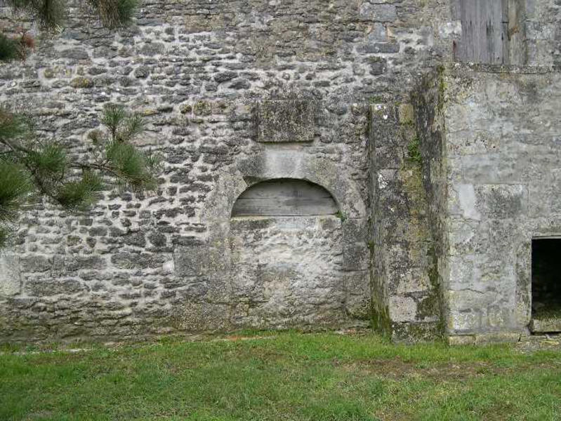 Grange aux dîmes, élévation sud, porte murée