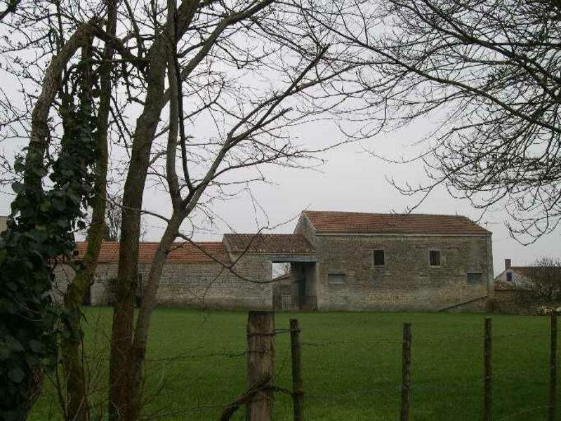 Vue des dépendances depuis le chemin rural au nord de la propriété