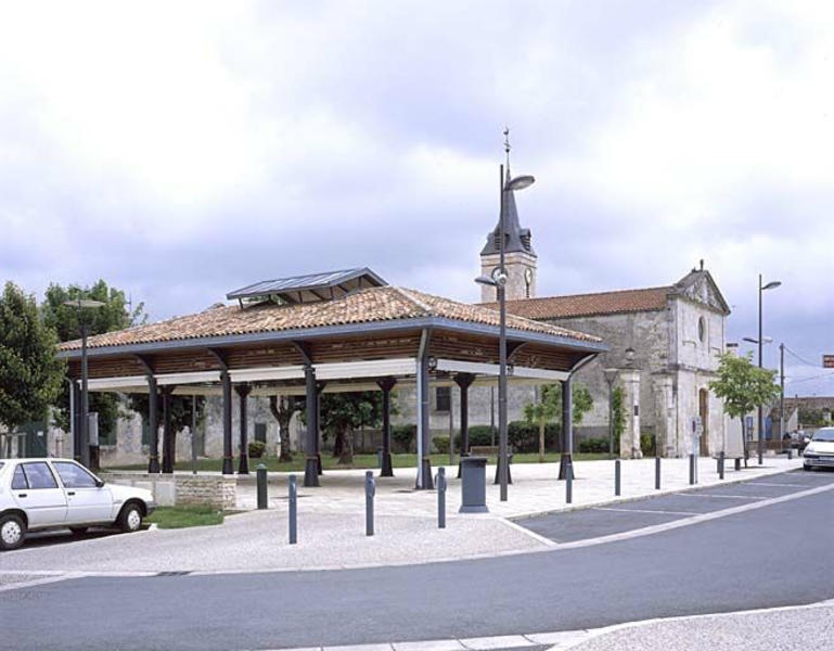 Halle et église, vue d'ensemble