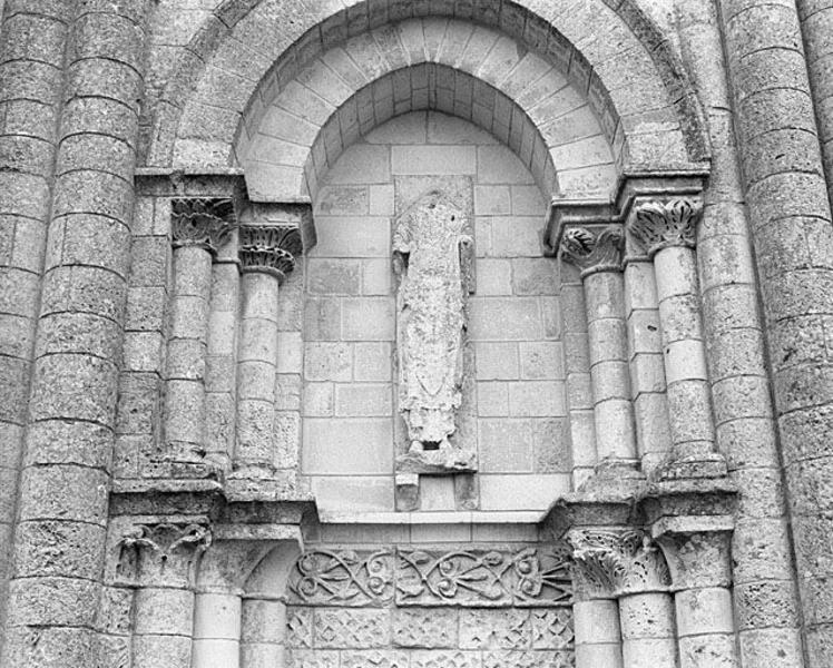 Façade, arc à droite du portail