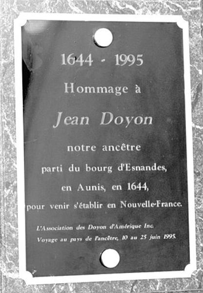 Intérieur, plaque commémorative à Jean Doyon, parti en 1644 pour s'établir en Nouvelle-France