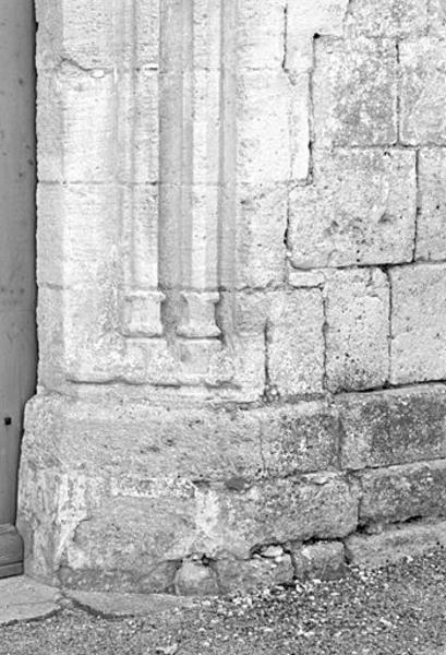 Façade, portail, détail du piédroit droit