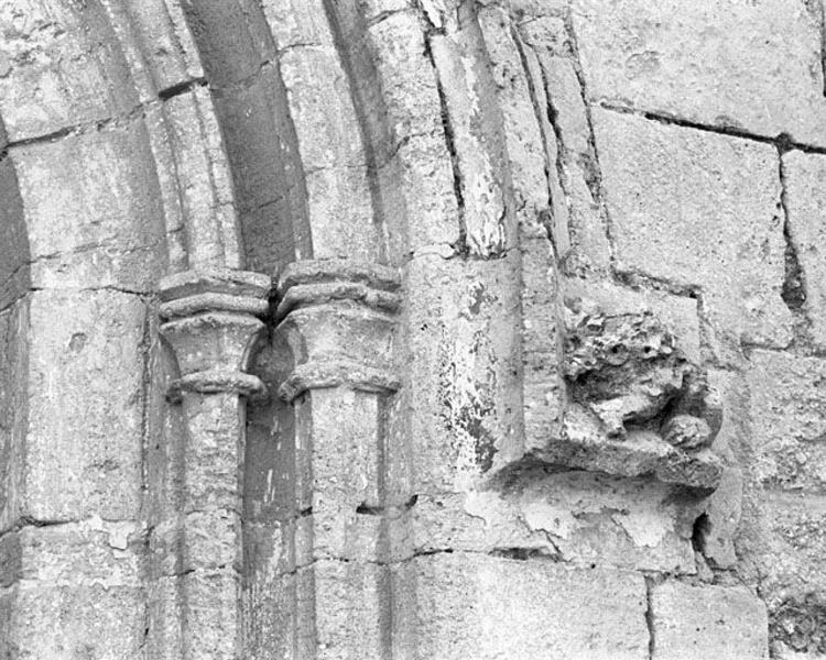 Façade, portail, détail du piédroit droit, chapiteaux