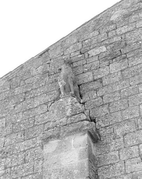 Façade, pilastre à gauche, partie supérieure