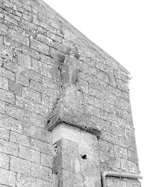 Façade, pilastre à droite, partie supérieure