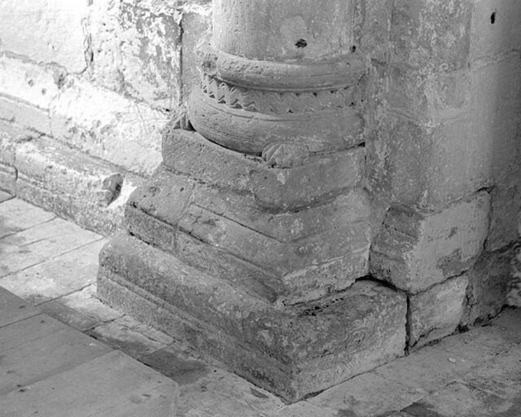 Intérieur, choeur, base de colonne à droite entre les deux travées.