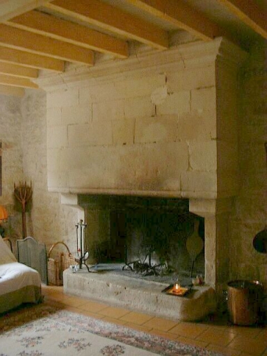 Logis, pièce principale au rez-de-chaussée, vue de la cheminée d'une largeur de 2.44 m et engagée de 20 cm.