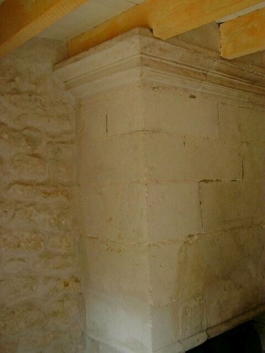 Logis, pièce principale au rez-de-chaussée, vue de la cheminée d'une largeur de 2.44 m et engagée de 20 cm, détail de la corniche moulurée.