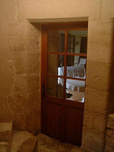 Logis, rez-de-chaussée, porte de communication entre la pièce principale et l'escalier à vis, vue prise depuis le départ de l'escalier.