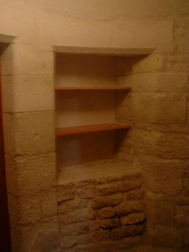 Logis, rez-de-chaussée, porte de communication, aujourd'hui murée, entre l'escalier à vis et l'autre partie du logis, vue prise depuis le départ de l'escalier.