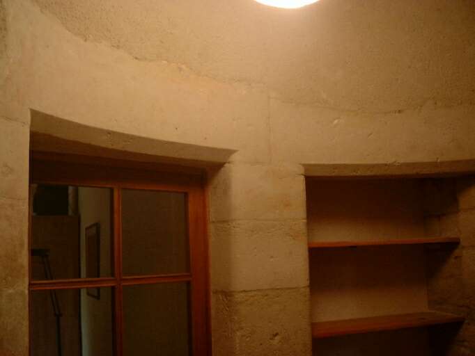 Logis, rez-de-chaussée, portes de communication entre l'escalier à vis, la pièce principale et l'autre partie du logis, détail des linteaux chanfreinés.