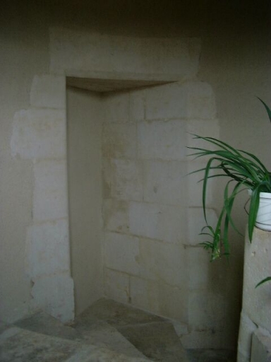 Logis, étage, porte de communication murée donnant sur la partie nord du logis ; l'accès est plus bas que la porte accédant à la partie sud.