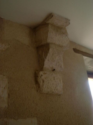 Logis, étage, salle haute, console ayant probablement supportée une grosse poutre.