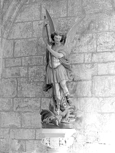 Statue : Saint Michel terrassant le dragon