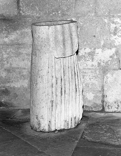 Vue d'un bénitier taillé dans une ancienne statue.